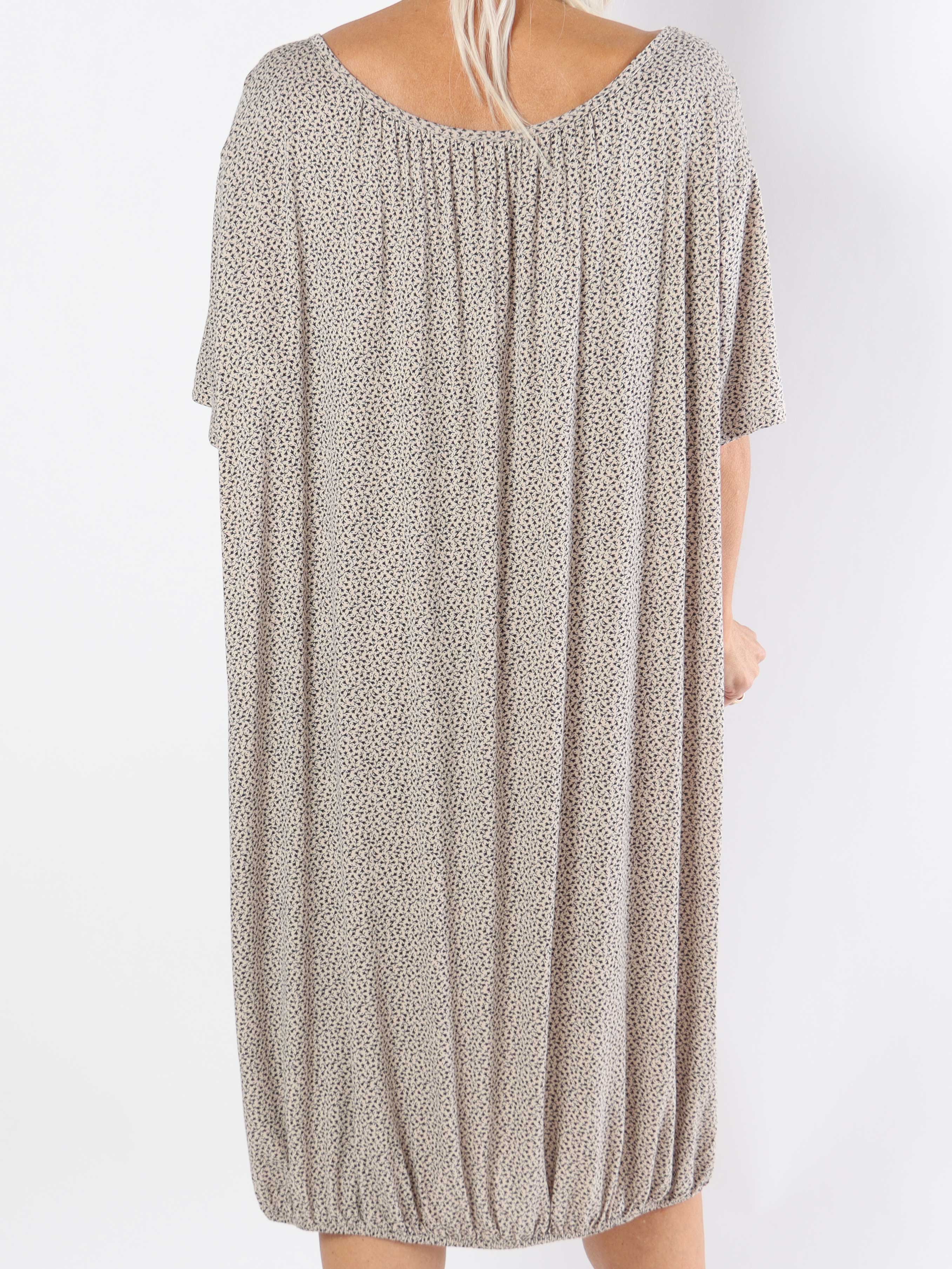 Miracle Flower Dress - Plus size kjole i viskose med elastik forneden
